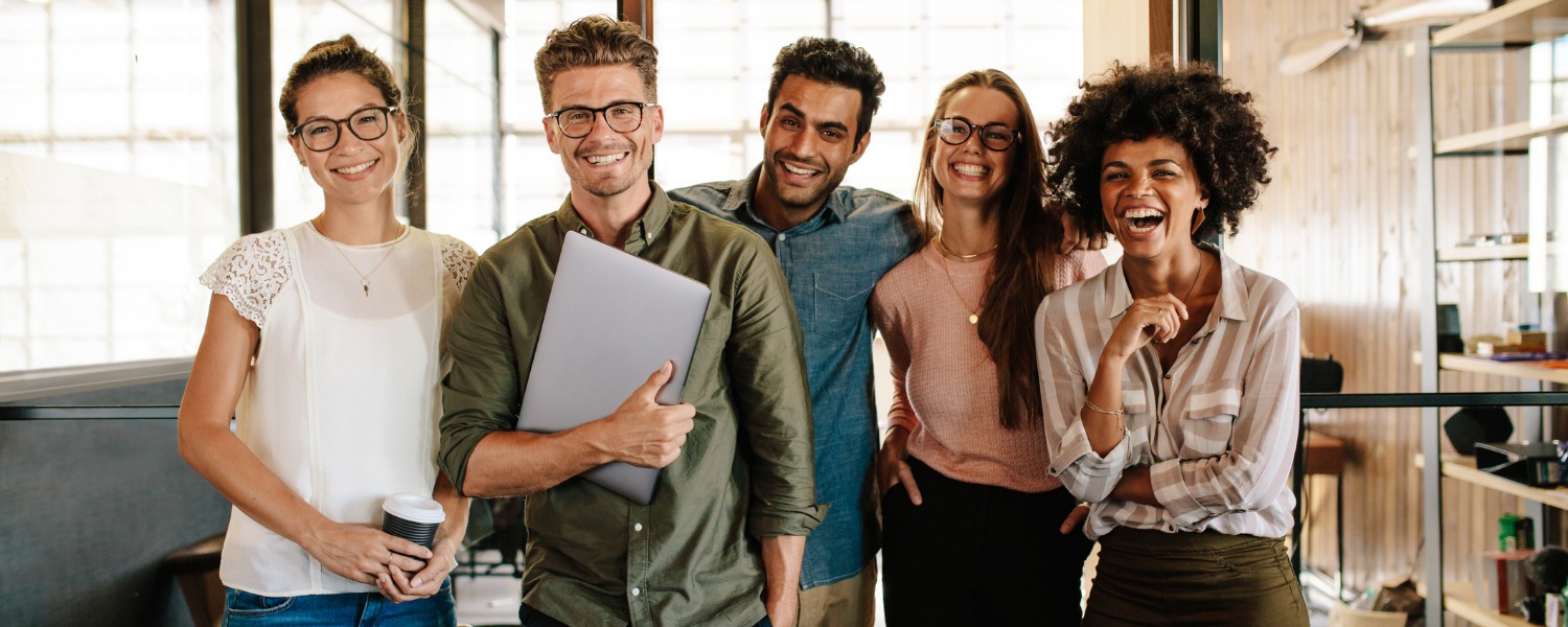 Team läuft durch das Büro und freut sich über einen schönen Arbeitstag